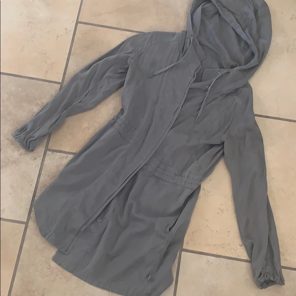 Lululemon Long Athletic Coat Jacket Olive Green pockets hood snap closure sz 4
